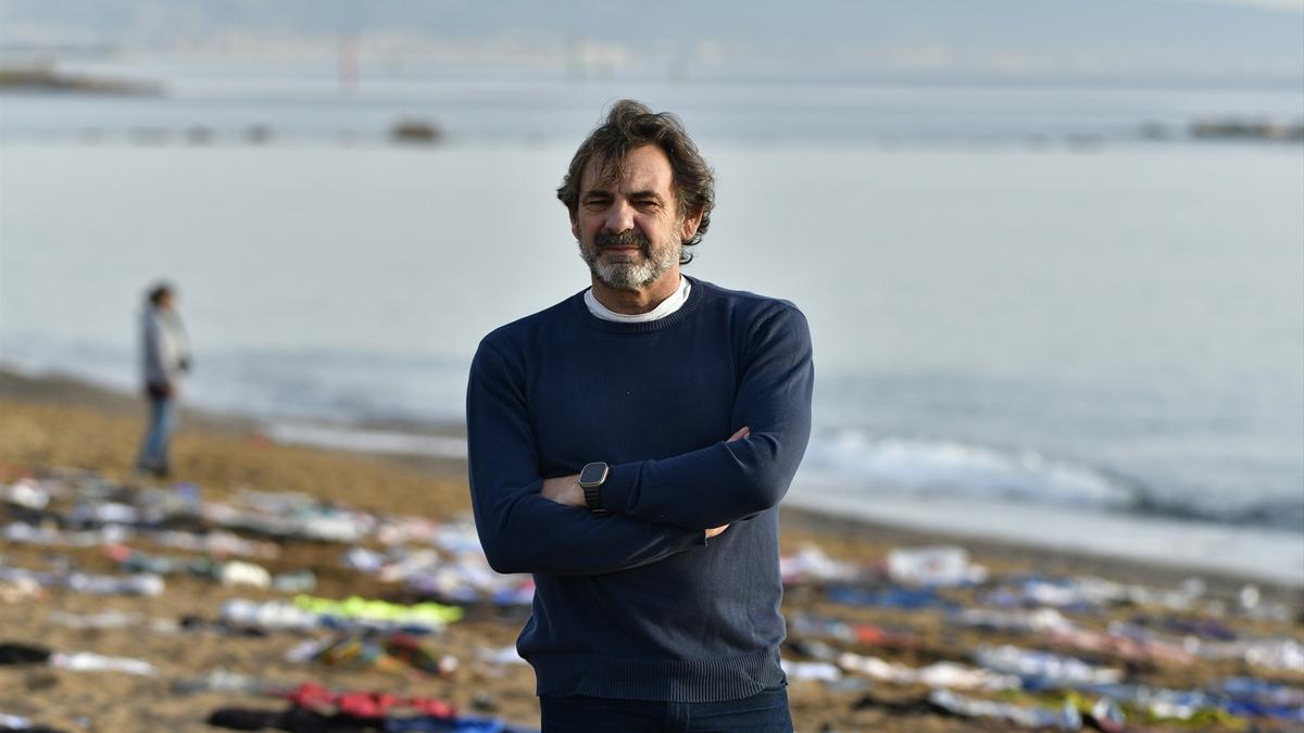 El presidente y fundador de Open Arms, Òscar Camps, en la playa de la Barceloneta.