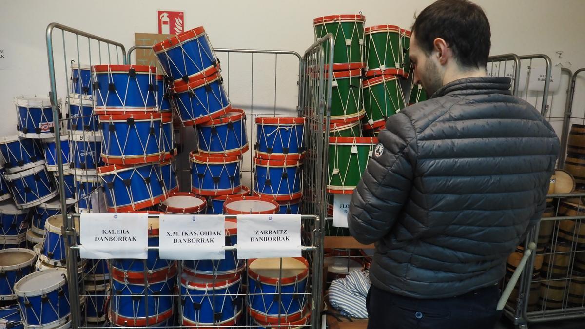Los tambores esperan la llegada de las 22.00 de la noche del sábado para atronar en las calles de Azkoitia