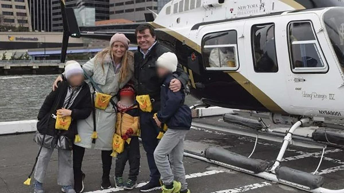 Agustín Escobar Cañadas, directivo de Siemens, su esposa, Mercè Camprubí Montal, también directiva en esta empresa, junto a sus tres hijos.
