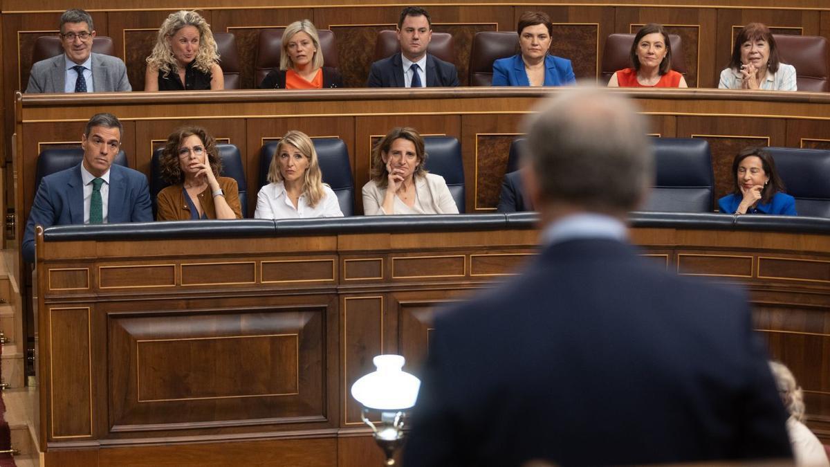 Alberto Núñez Feijóo interviene en el pleno de ayer frente a Pedro Sánchez y varias ministras.