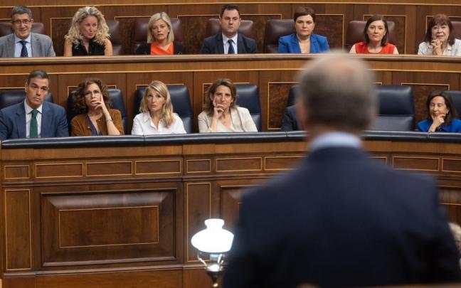 Alberto Núñez Feijóo interviene en el pleno de ayer frente a Pedro Sánchez y varias ministras.