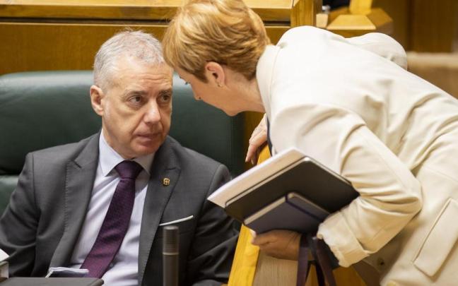 Urkullu conversa con Arantxa Tapia durante un pleno en el Parlamento Vasco. Urkullu conversa con Arantxa Tapia durante un pleno en el Parlamento Vasco.
