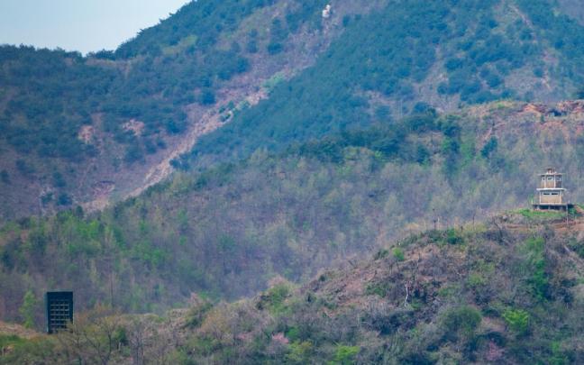 Corea del Norte retira altavoces en la frontera / Kim Jae-Hwan Corea del Norte retira altavoces en la frontera