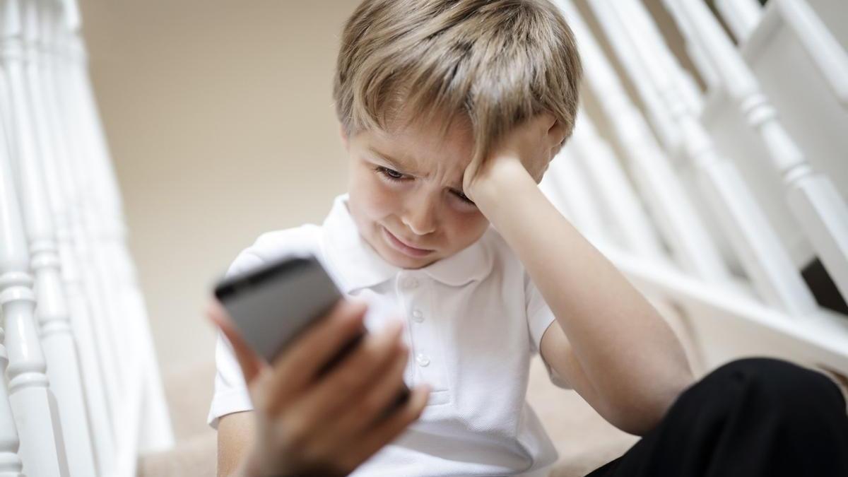 El parlamento europeo se muestra especialmente preocupado por cómo el uso de plataformas digitales puede afectar a niños y adolescentes.
