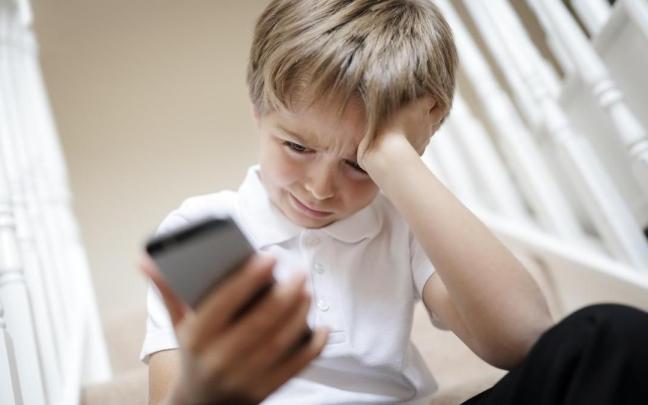 El parlamento europeo se muestra especialmente preocupado por cómo el uso de plataformas digitales puede afectar a niños y adolescentes. El parlamento europeo se muestra especialmente preocupado por cómo el uso de plataformas digitales puede afectar a niños y adolescentes.