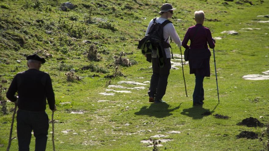 Tres personas realizando una ruta por Goierri.