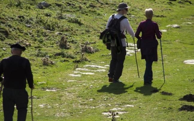 Tres personas realizando una ruta por Goierri.