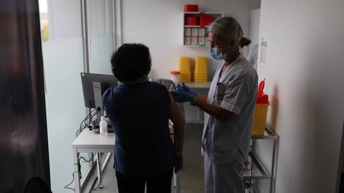 Una enfermera inocula una dosis en la anterior campaña de vacunación.