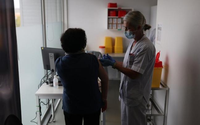 Una enfermera inocula una dosis en la anterior campaña de vacunación. Una enfermera inocula una dosis en la anterior campaña de vacunación.