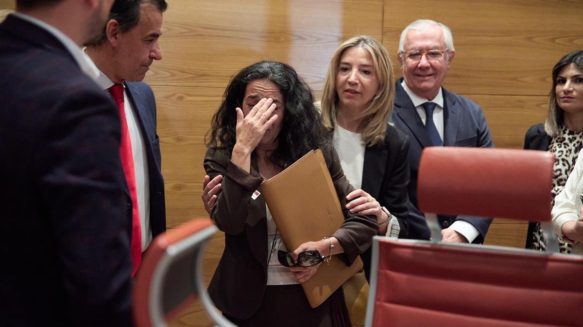 La madre de Gabriel Cruz, Patricia Ramírez (c), a su llegada para comparecer ante la Comisión de Interior en el Senado.