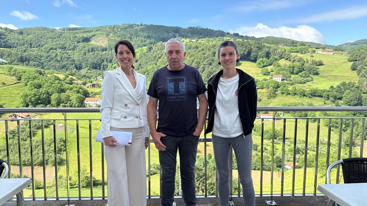 Azahara Domínguez acudió a Errezil a anunciar la ampliación de los servicios de autobuses con Azpeitia.