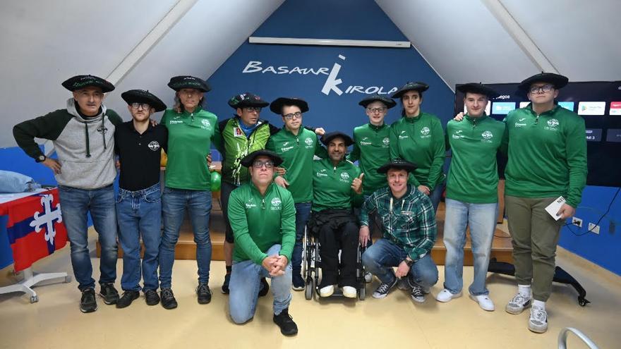 Foto de familia de los protagonistas del homenaje con sus txapelas