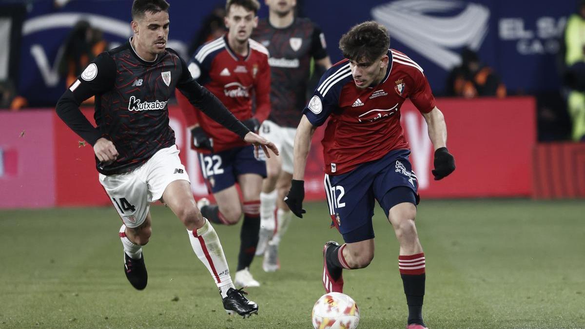 Un lance del partido de ida de la semifinal de Copa entre Athletic y Osasuna.