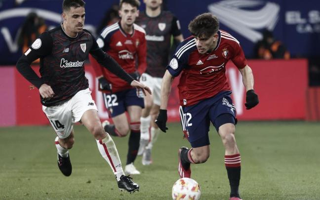 Un lance del partido de ida de la semifinal de Copa entre Athletic y Osasuna.