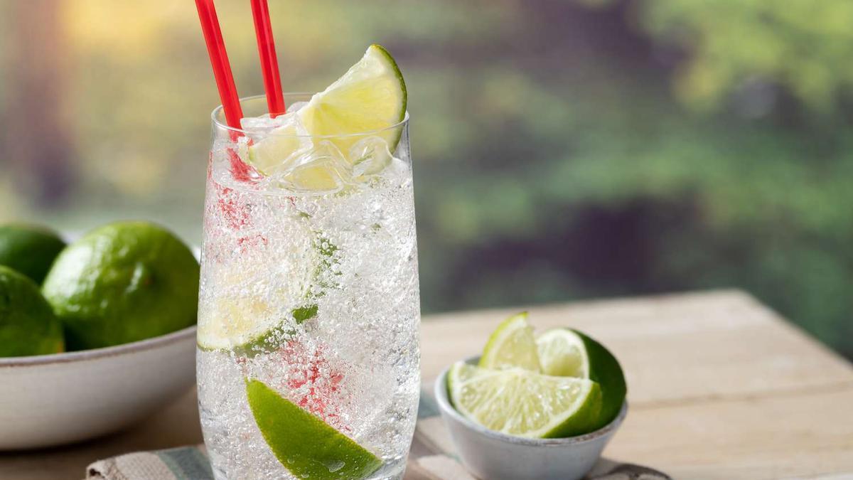 Agua con gas con varias rodajas de lima