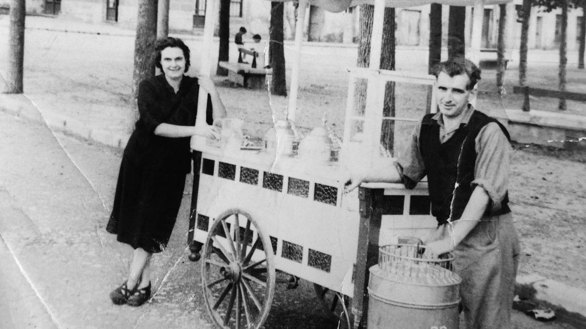 Los padres de Juan Mari Lopez, con el carro y los barquillos en el bombo, en Zumaia.