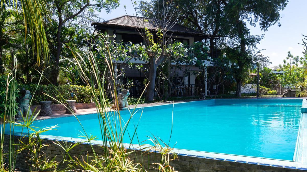 Imagen de una piscina en el exterior de una vivienda
