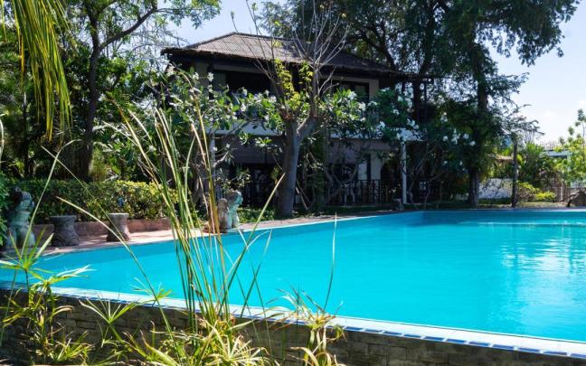 Imagen de una piscina en el exterior de una vivienda