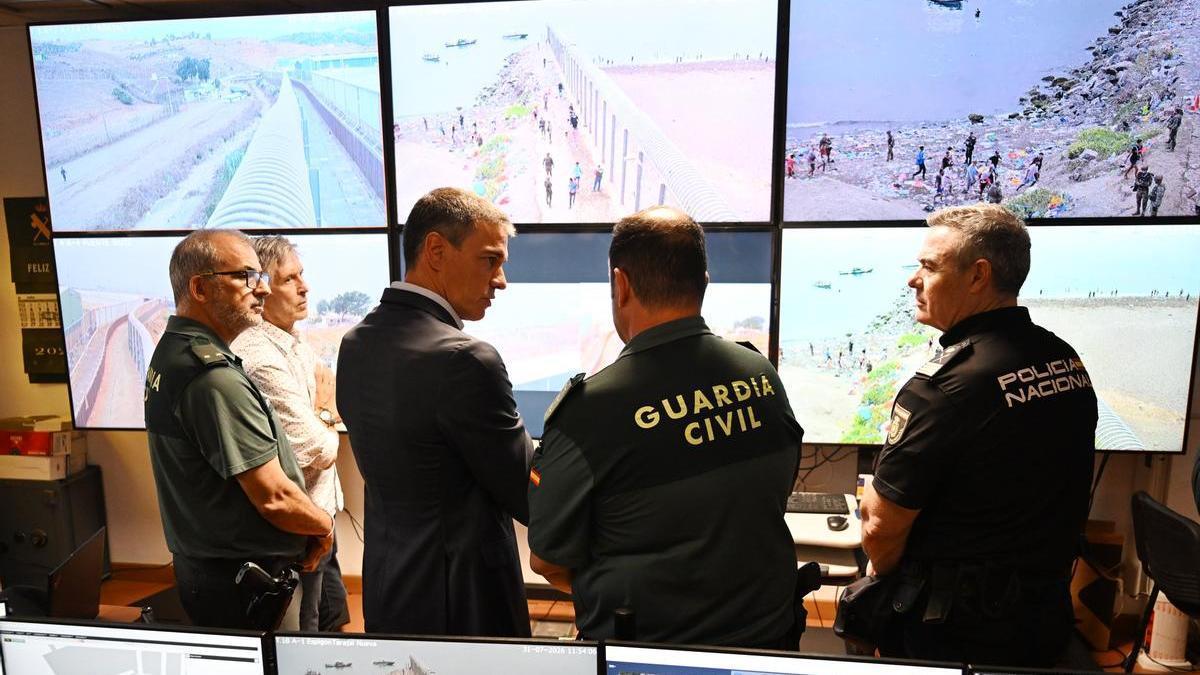 El presidente del Gobierno, Pedro Sánchez, este viernes en una reunión con mandos de las Fuerzas y Cuerpos de Seguridad del Estado, en la frontera del Tarajal en Ceuta.