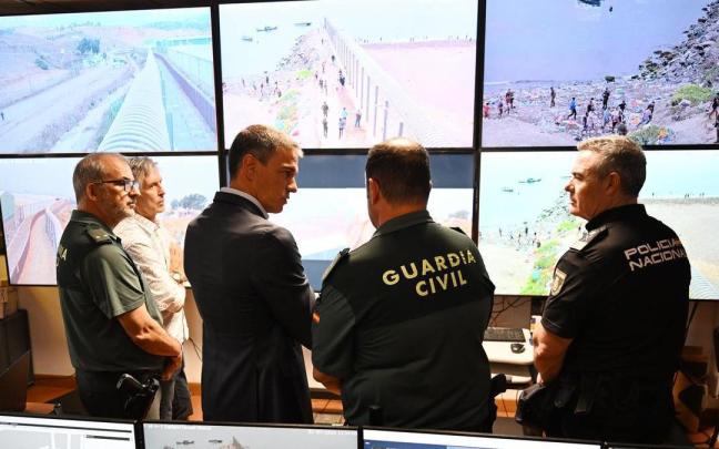 El presidente del Gobierno, Pedro Sánchez, este viernes en una reunión con mandos de las Fuerzas y Cuerpos de Seguridad del Estado, en la frontera del Tarajal en Ceuta.