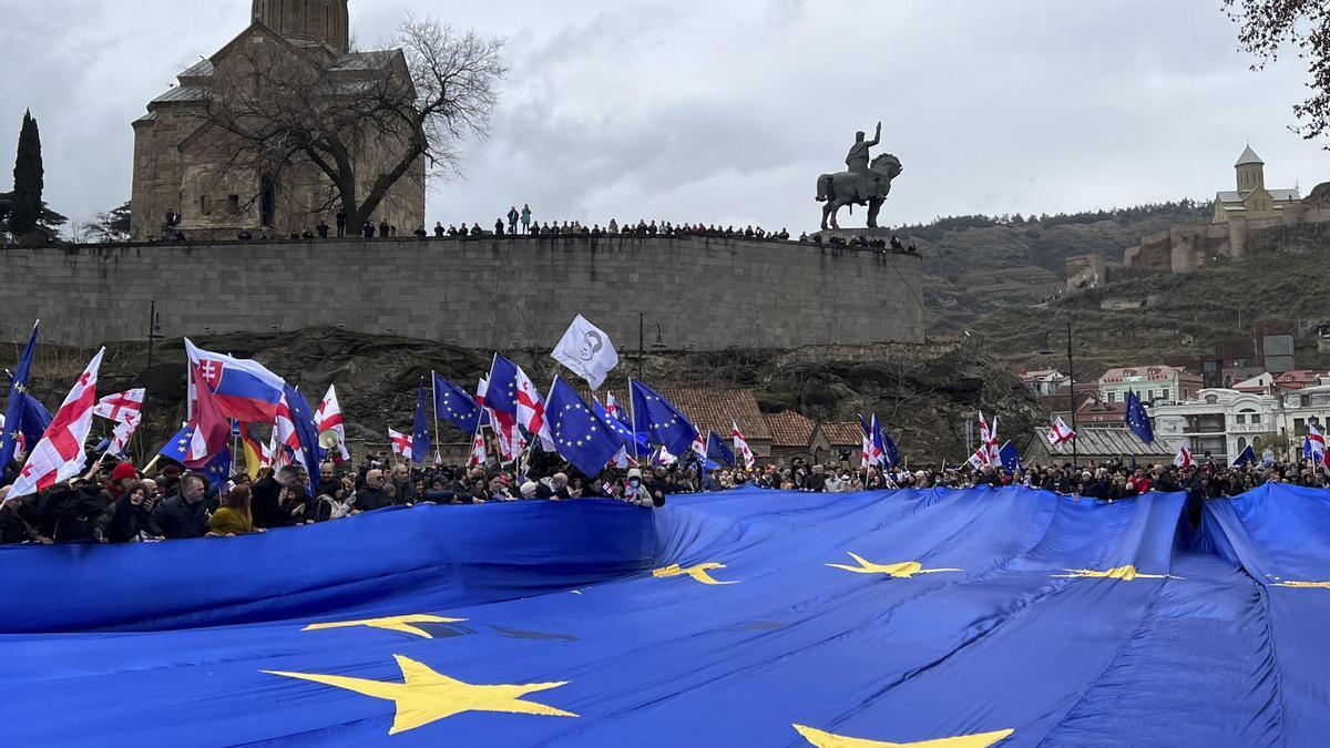 Los manifestantes despliegan una bandera de la UE de 33 metros de largo y 22 metros de ancho en Tiflis, Georgia.