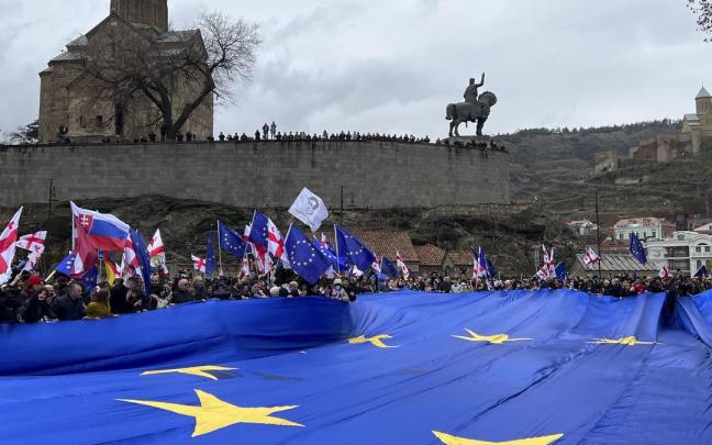 Los manifestantes despliegan una bandera de la UE de 33 metros de largo y 22 metros de ancho en Tiflis, Georgia.