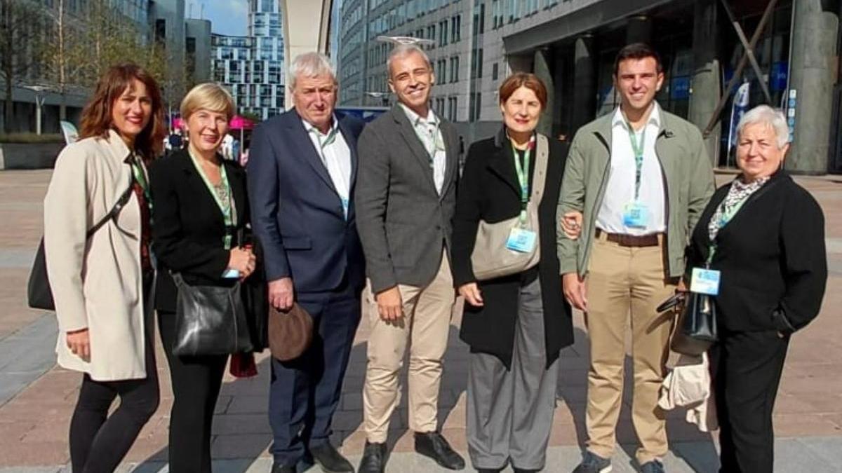 La delegación que ha acudido con Bruselas con el proyecto "Bizi Beizaman" posa en al acceso al Parlamento Europeo, feliz tras conocer la decisión del jurado.