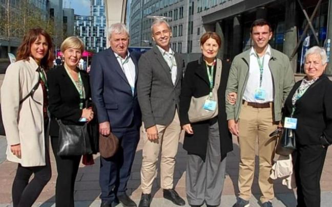 La delegación que ha acudido con Bruselas con el proyecto "Bizi Beizaman" posa en al acceso al Parlamento Europeo, feliz tras conocer la decisión del jurado.