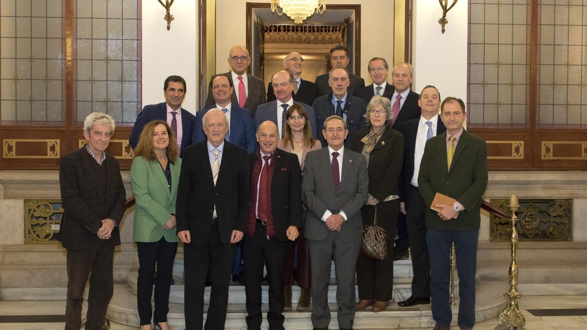 Mariano Benac (tercero en la tercera fila) posa con otros autores del libro.