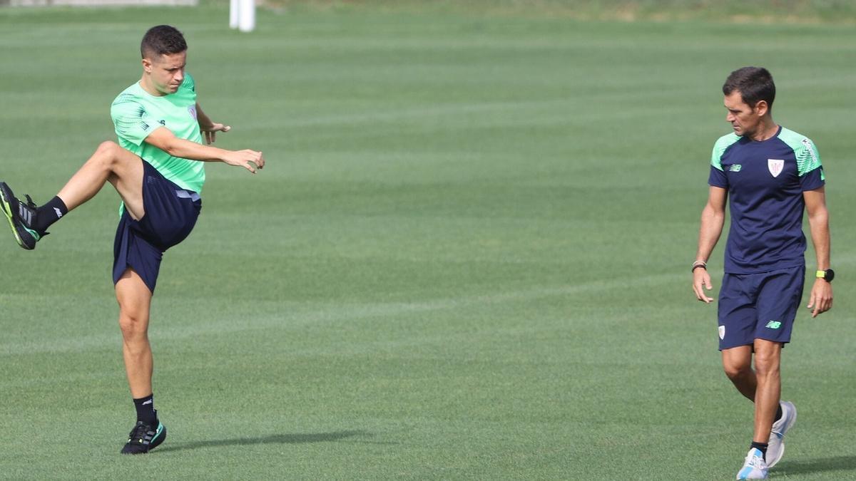 Ander Herrera es supervisado durante una sesión de entrenamiento en Lezama.