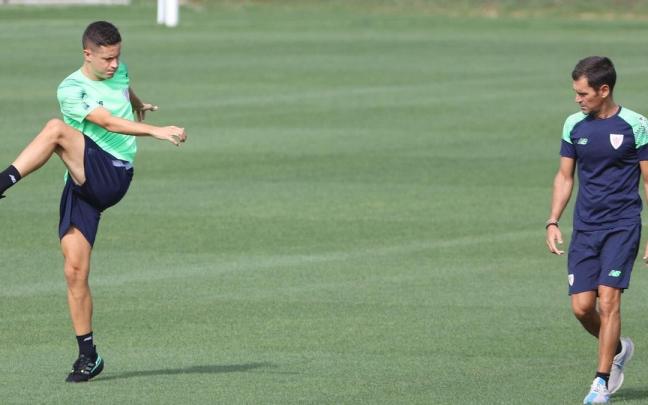 Ander Herrera es supervisado durante una sesión de entrenamiento en Lezama. Ander Herrera es supervisado durante una sesión de entrenamiento en Lezama.