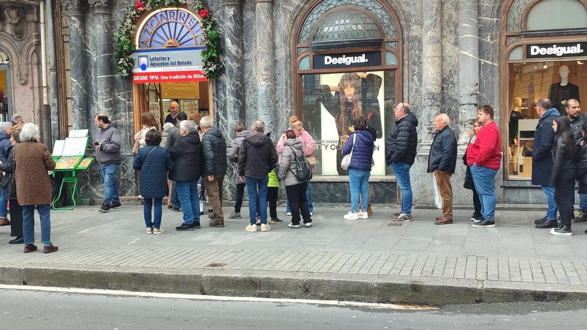 Este sábado se han formado grandes colas en Bilbao