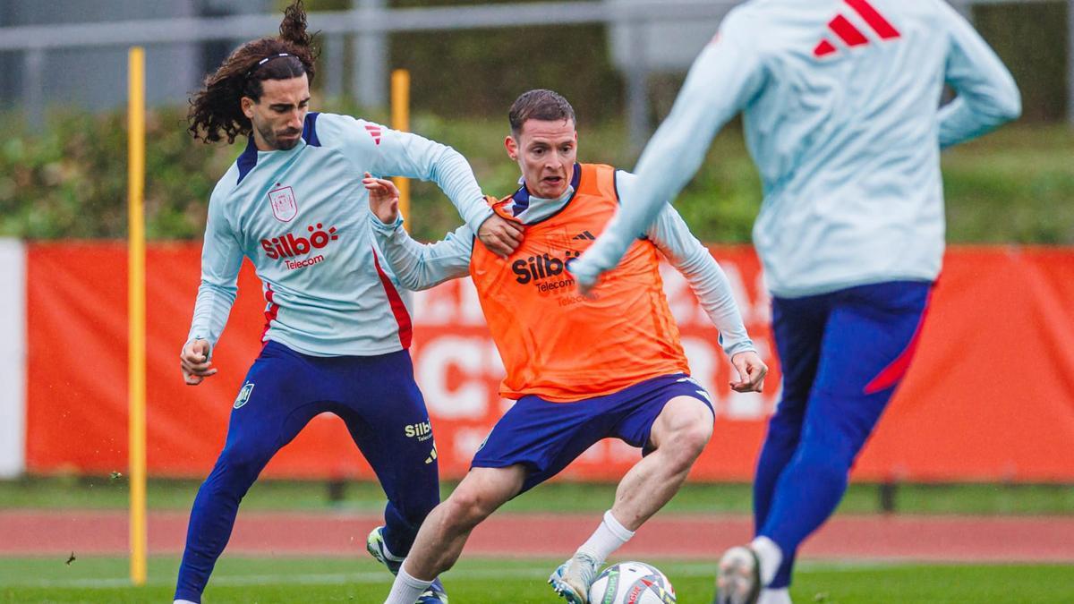 Sergio Gómez pugna con Cucurella en el entrenamiento de la selección de hoy en Las Rozas. / RFEF