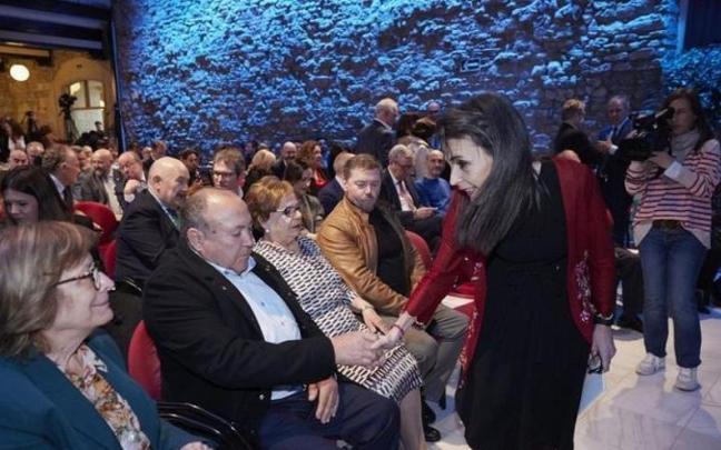 Nerea Melgosa saluda a las familias de las 34 personas asesinadas en Euskadi por ETA y los Comandos Autónomos entre 1978 y 1982 y cuyos crímenes no han sido esclarecidos. / EUROPA PRESS Nerea Melgosa saluda a las familias de las 34 personas asesinadas en Euskadi por ETA y los Comandos Autónomos entre 1978 y 1982 y cuyos crímenes no han sido esclarecidos.
