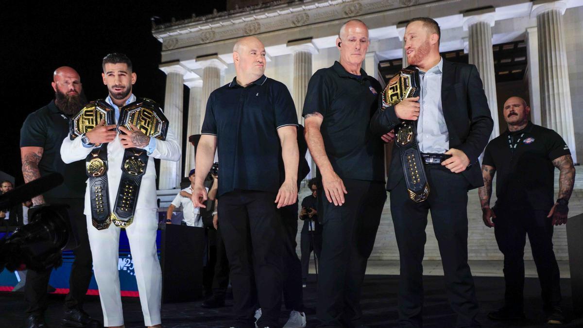 Topuria y Gaethje posan con sus cinturones de campeones.