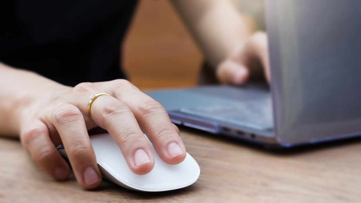 El ratón es uno de los periféricos más útiles para trabajar con un ordenador.