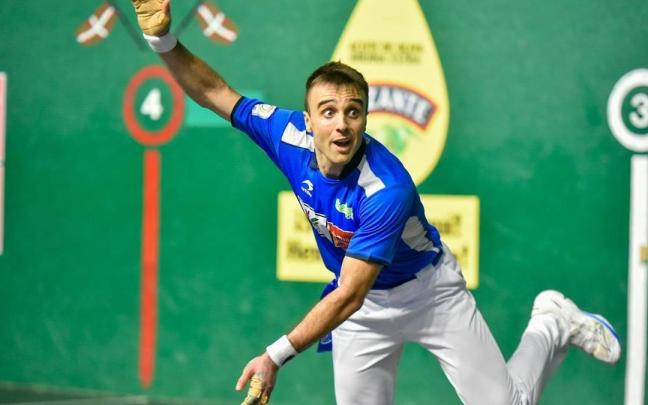 Jon Ander Peña ejecuta un gancho durante el partido del domingo frente a Artola. Jon Ander Peña ejecuta un gancho durante el partido del domingo frente a Artola.