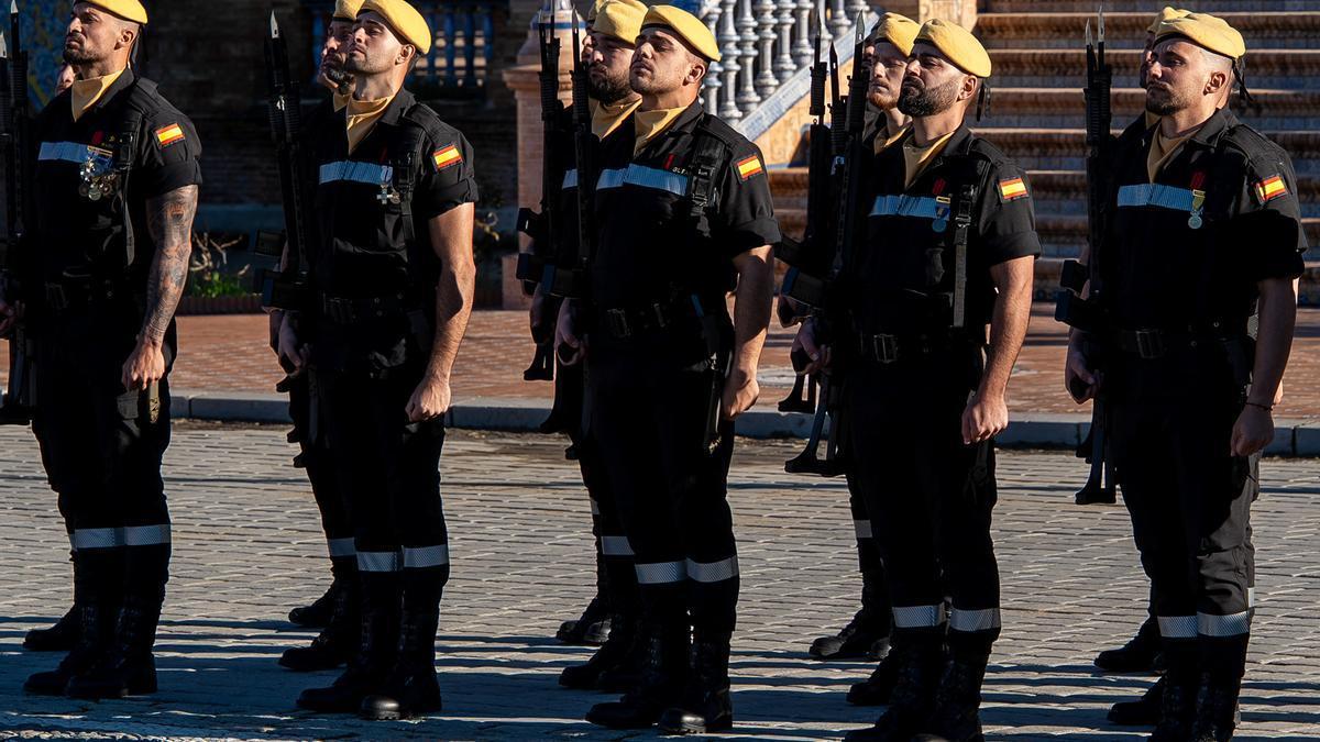 Miembros de la UME, durante la parada militar celebrada en la Plaza de España de Sevilla.
