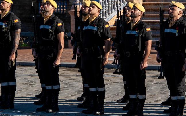 Miembros de la UME, durante la parada militar celebrada en la Plaza de España de Sevilla.
