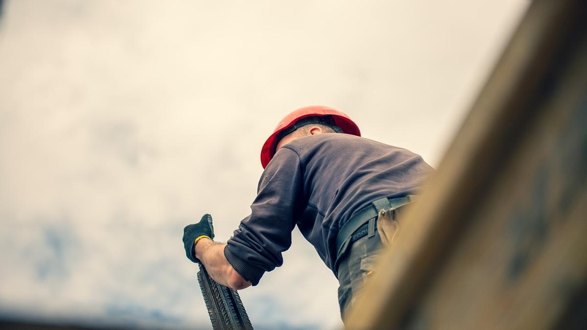 La construcción experimentó un pequeño ascenso en el número de contrataciones a lo largo del pasado año.