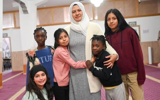 La donostiarra María Guevara, convertida al islam hace seis años, este miércoles en la mezquita de Herrera y rodeada de niños.