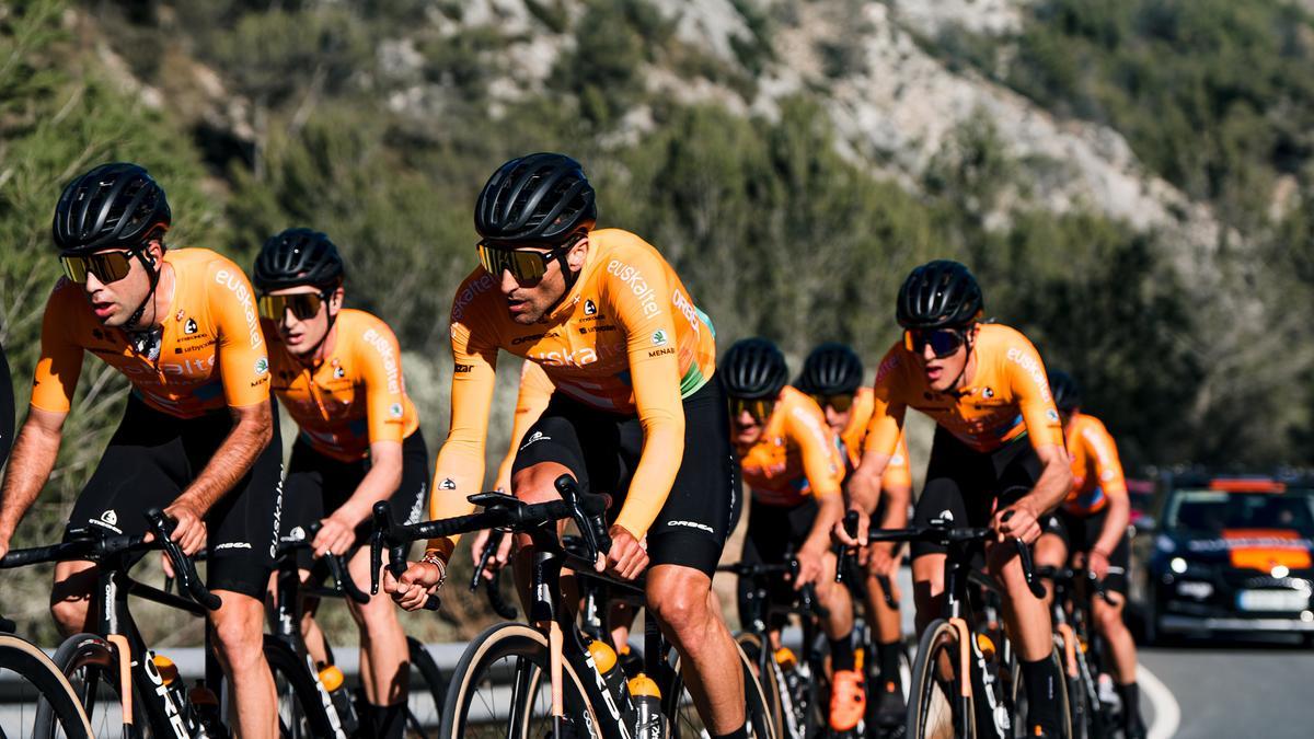 El Euskaltel-Euskadi rueda durante la pretemporada.