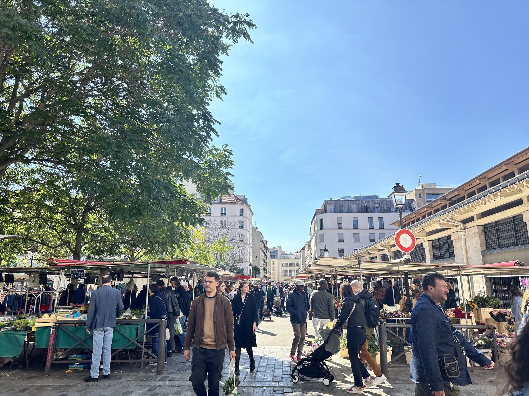 Ambiente de domingo en el Marché Couvert Beauvau.
