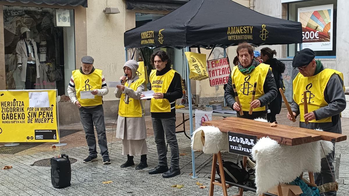 Una movilización de Amnistia Internacional contra la pena de muerte en Gasteiz.