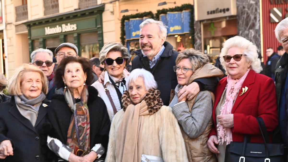 El candidato del PP a la Presidencia de Aragón, Jorge Azcón, se fotografía con simpatizantes.
