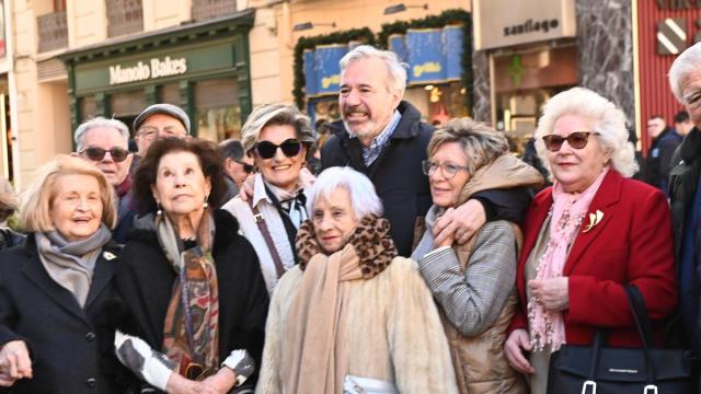 El candidato del PP a la Presidencia de Aragón, Jorge Azcón, se fotografía con simpatizantes.