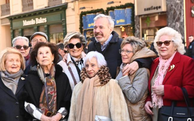 El candidato del PP a la Presidencia de Aragón, Jorge Azcón, se fotografía con simpatizantes.