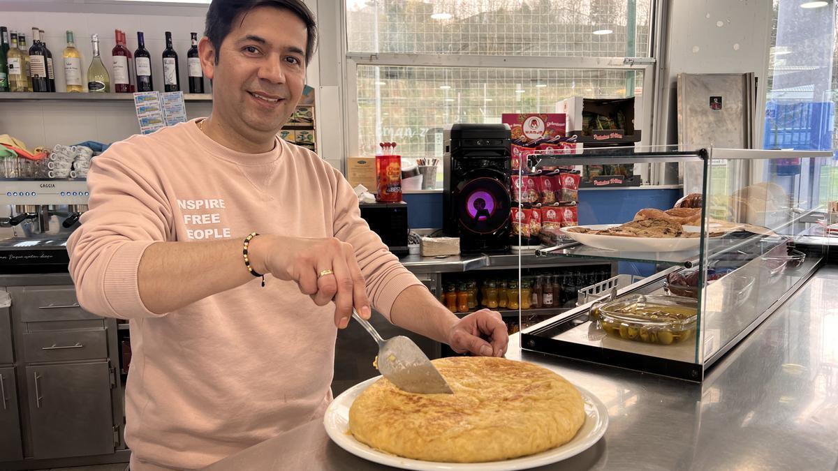 Diego Ramos, en el bar del campo de fútbol, con su aclamada tortilla de patatas.