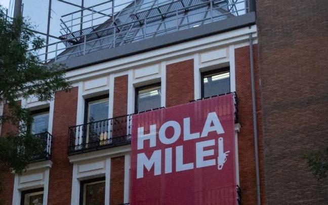 Lona en Ferraz dando la "bienvenida" a Milei.