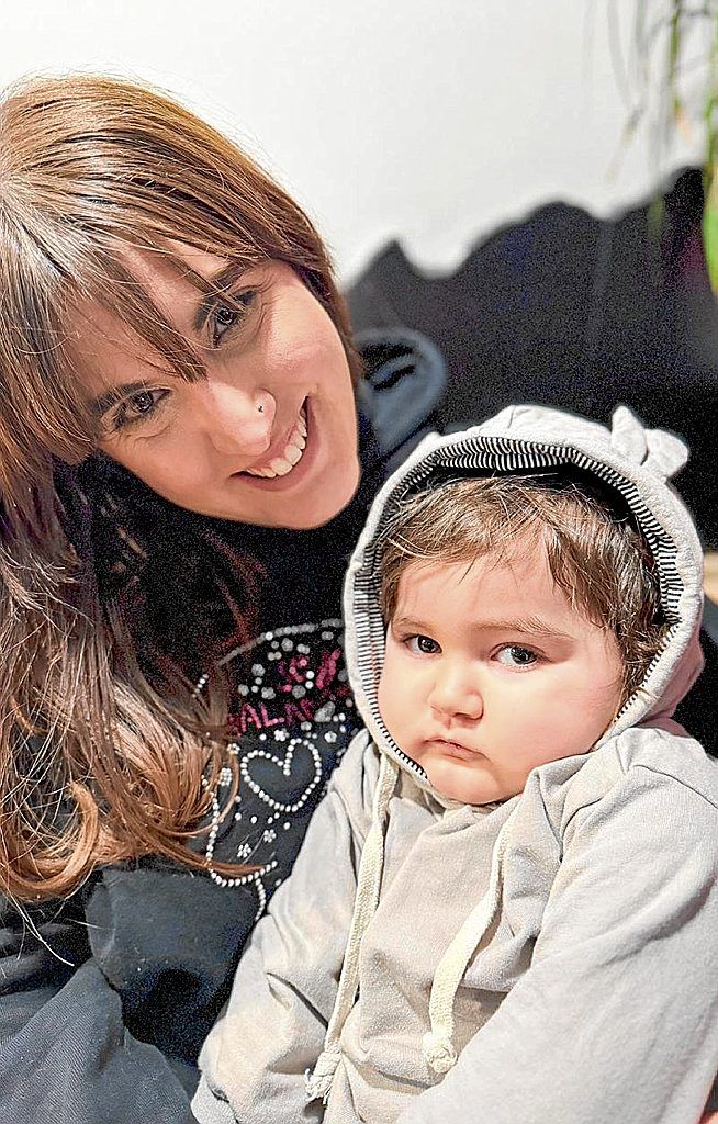 Zuriñe Lasagabaster, junto con su hijo Ibai.